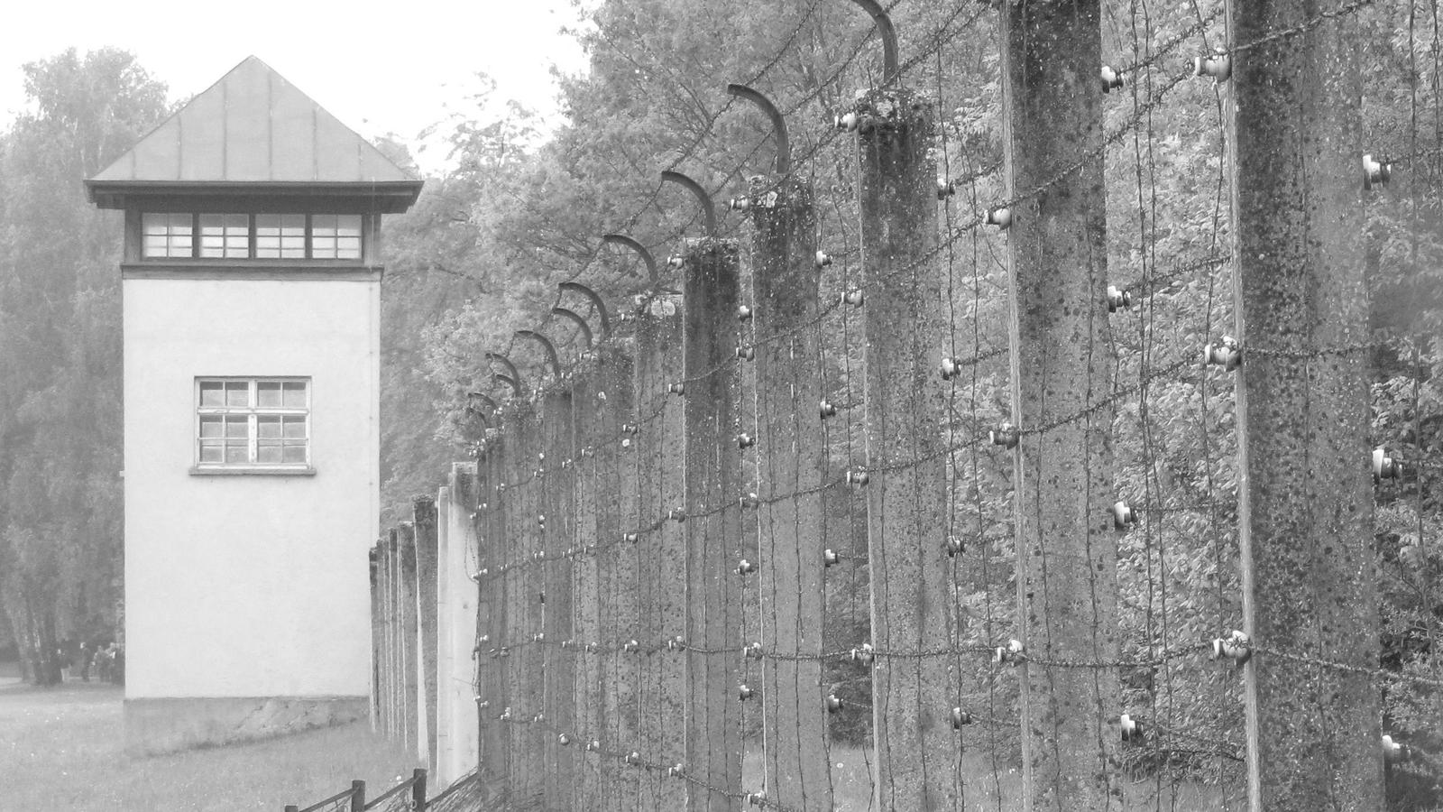 KZ-Gedenkstätte Dachau - Wachturm und Zaun.