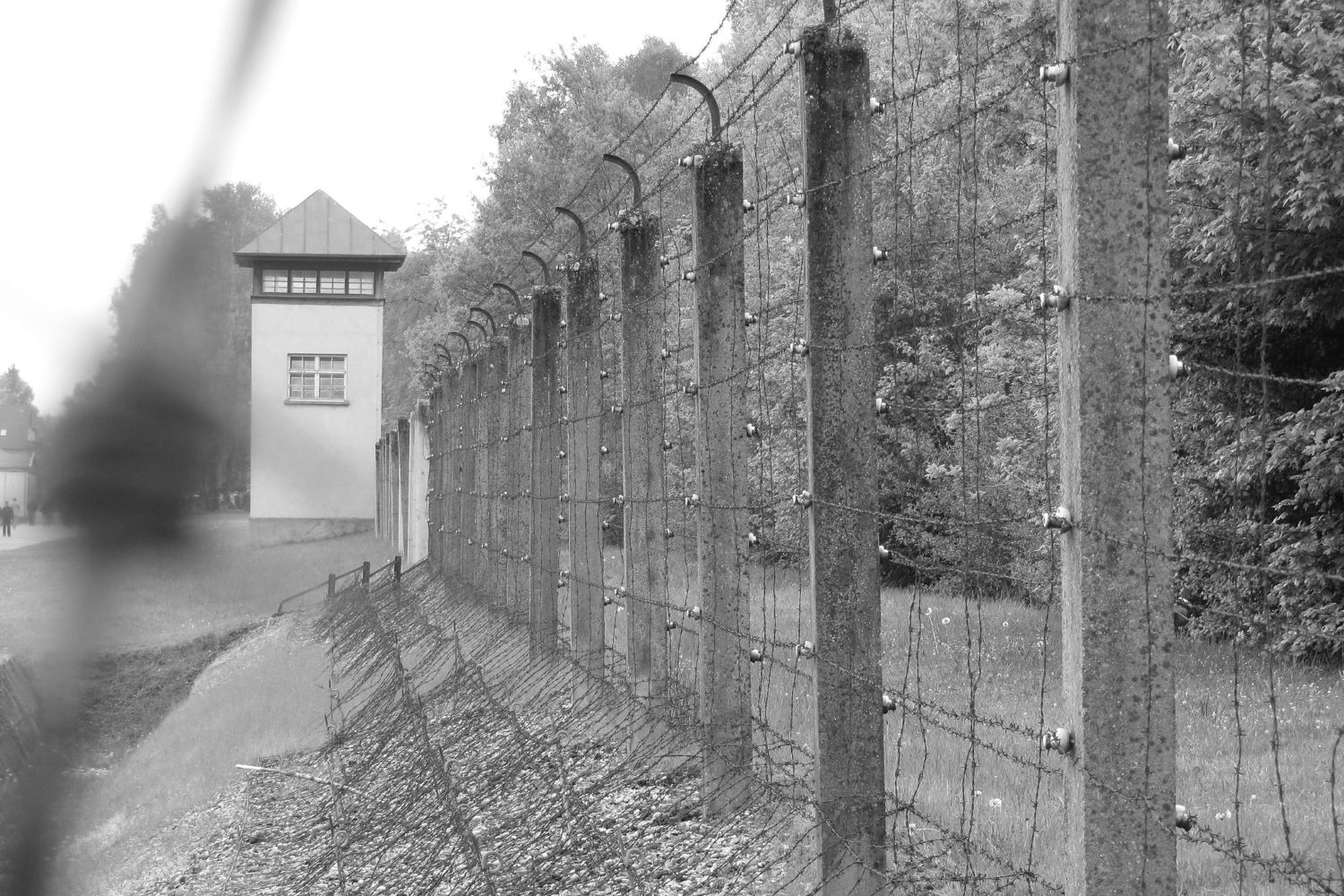 KZ-Gedenkstätte Dachau - Wachturm und Zaun (2011).