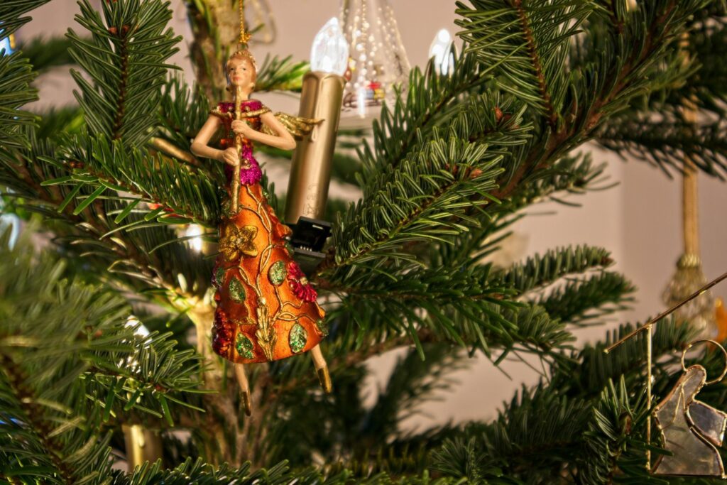 Flötenspielerin (Figur) am Weihnachtsbaum