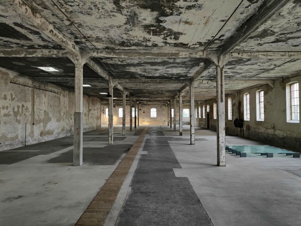 Gedenkstätte KZ Osthofen - Halle, in denen Häftlinge zunächst auf Betonboden schlafen mussten